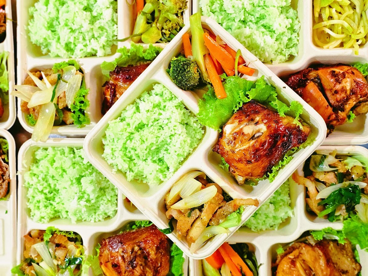 Giải pháp cơm văn phòng healthy: từ bữa trưa cá nhân đến tiệc công ty đẳng cấp